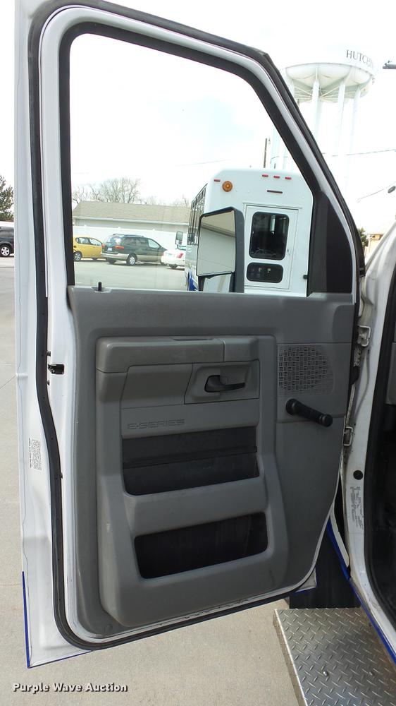 image for item EA9934 2012 Ford E450 shuttle bus