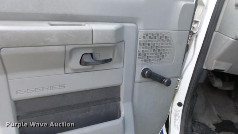 image for item EA9934 2012 Ford E450 shuttle bus