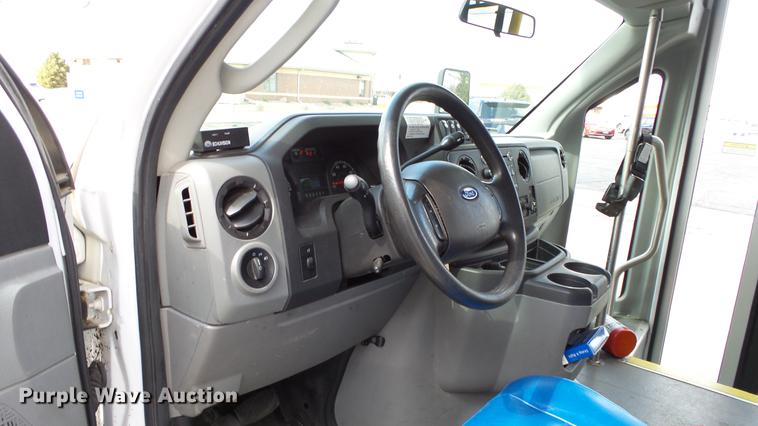 image for item EA9934 2012 Ford E450 shuttle bus