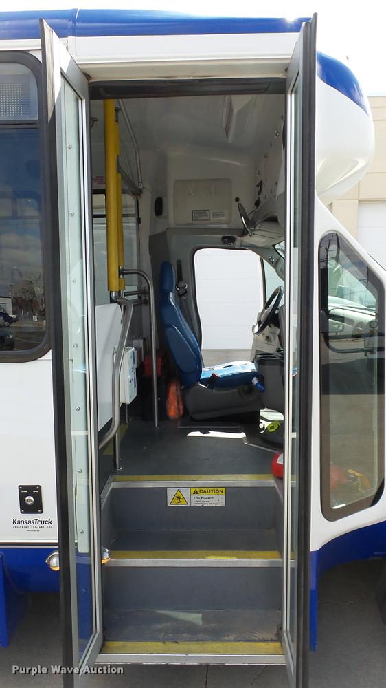 image for item EA9934 2012 Ford E450 shuttle bus