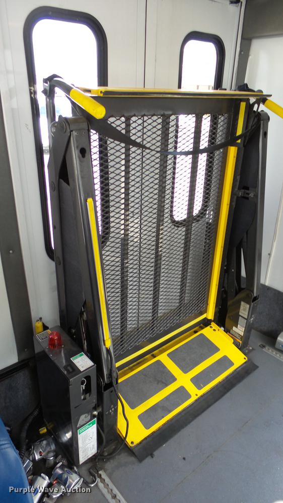 image for item EA9934 2012 Ford E450 shuttle bus