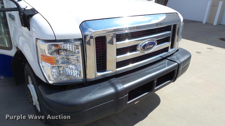 image for item EA9934 2012 Ford E450 shuttle bus