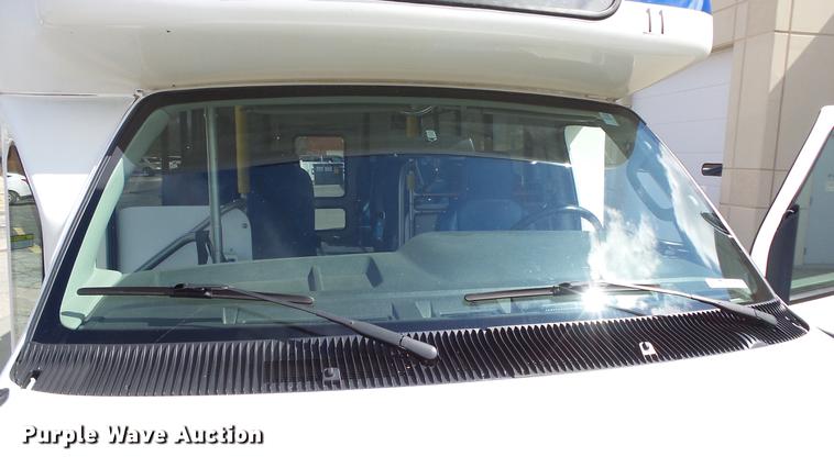 image for item EA9934 2012 Ford E450 shuttle bus