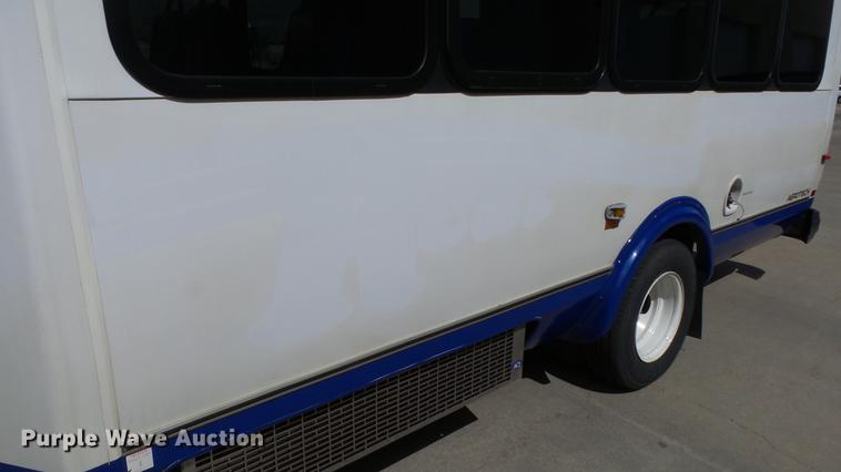 image for item EA9934 2012 Ford E450 shuttle bus