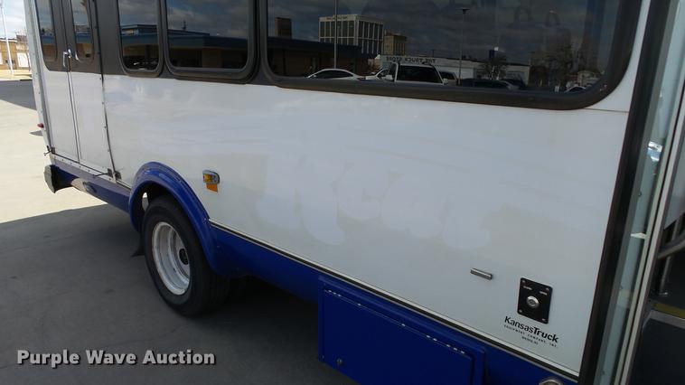 image for item EA9934 2012 Ford E450 shuttle bus