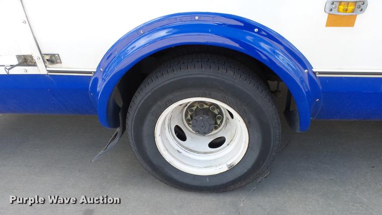 image for item EA9934 2012 Ford E450 shuttle bus