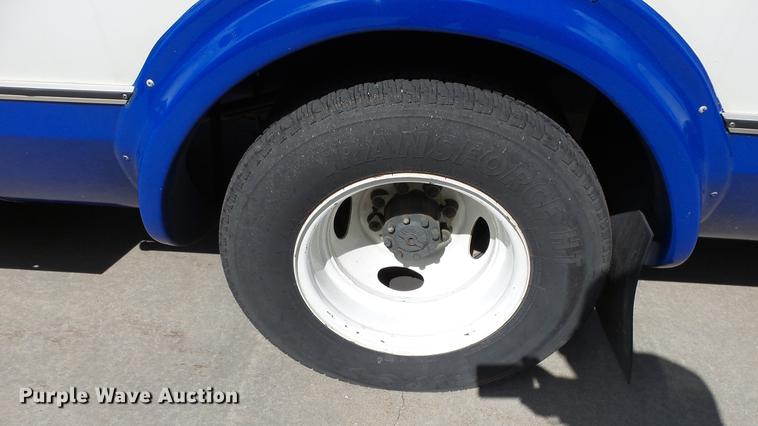 image for item EA9934 2012 Ford E450 shuttle bus