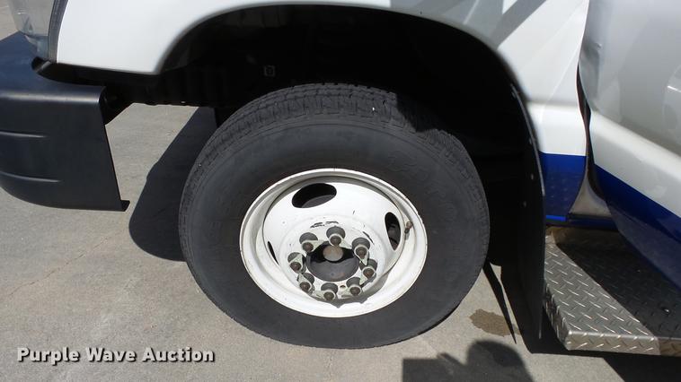 image for item EA9934 2012 Ford E450 shuttle bus