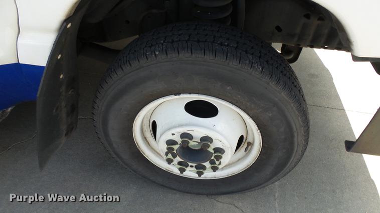 image for item EA9934 2012 Ford E450 shuttle bus