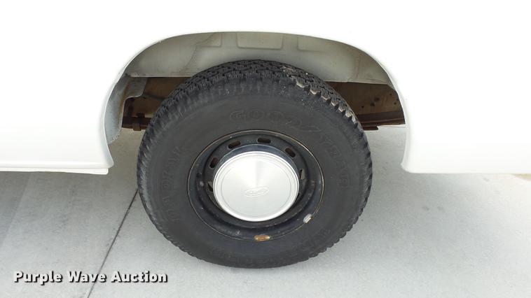 image for item EA9943 1999 Ford E150 van