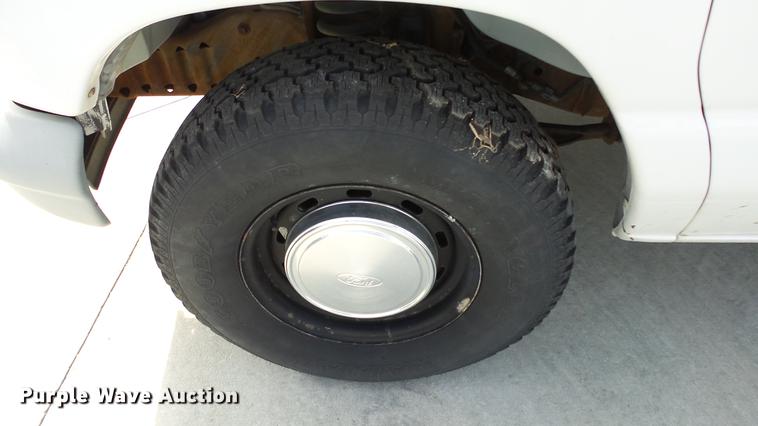 image for item EA9943 1999 Ford E150 van