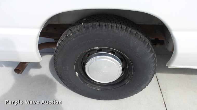 image for item EA9943 1999 Ford E150 van