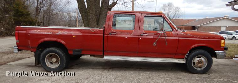 image for item DC0379 1989 Ford F350 Custom Crew Cab pickup truck
