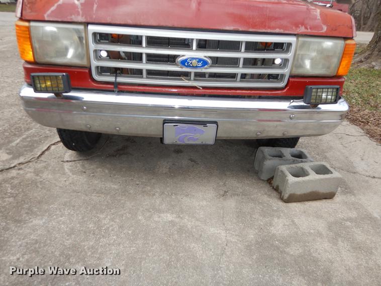 image for item DC0379 1989 Ford F350 Custom Crew Cab pickup truck