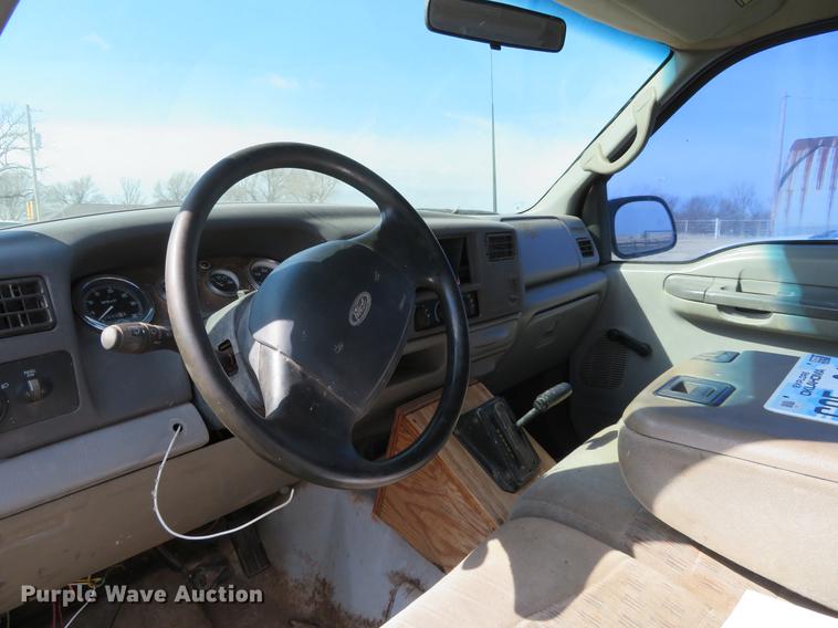 image for item DC0983 1999 Ford F350 Super Duty Crew Cab pickup truck