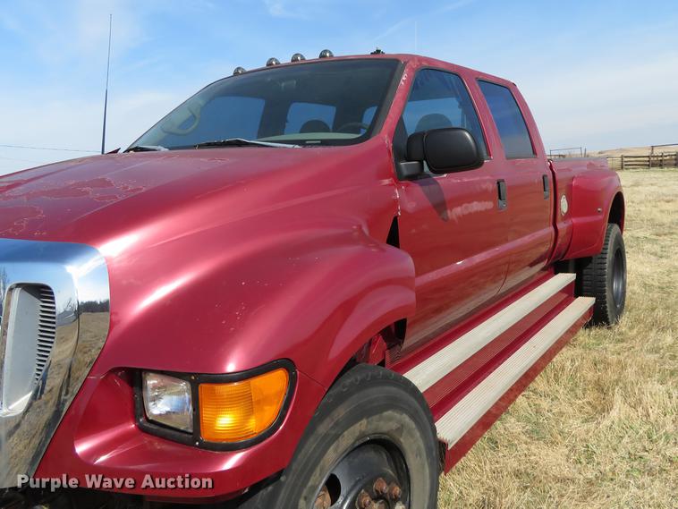 image for item DC0983 1999 Ford F350 Super Duty Crew Cab pickup truck