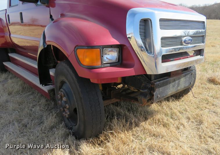 image for item DC0983 1999 Ford F350 Super Duty Crew Cab pickup truck
