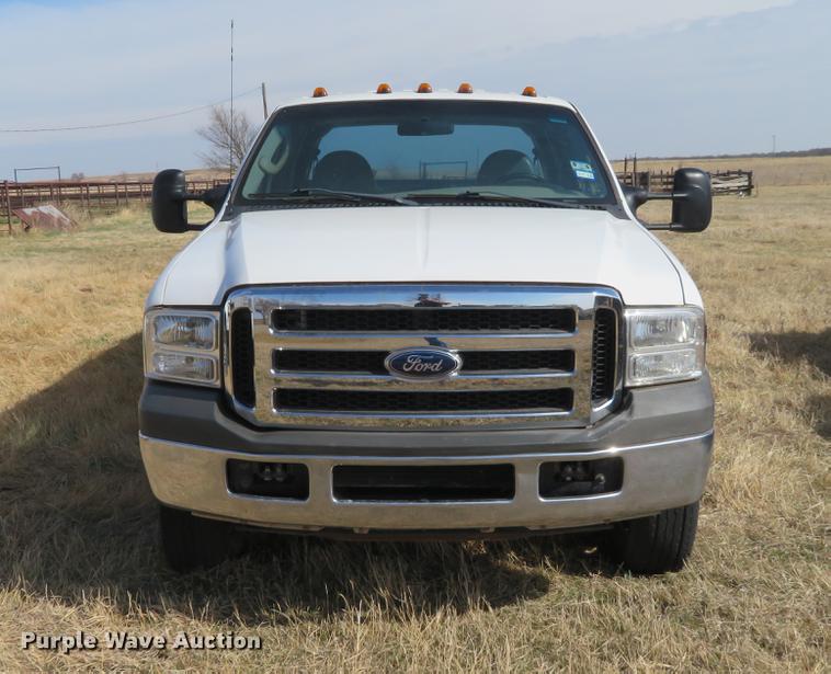 image for item DC0985 2006 Ford F350 Super Duty Crew Cab utility bed pickup truck