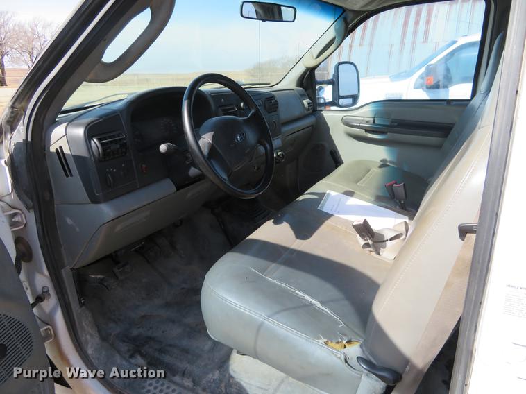 image for item DC0985 2006 Ford F350 Super Duty Crew Cab utility bed pickup truck