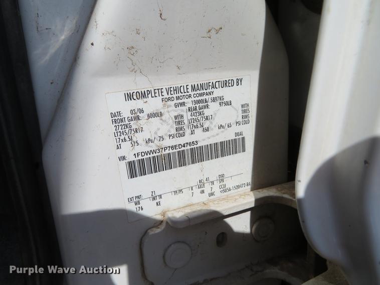 image for item DC0985 2006 Ford F350 Super Duty Crew Cab utility bed pickup truck