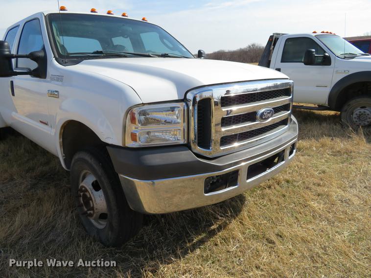 image for item DC0985 2006 Ford F350 Super Duty Crew Cab utility bed pickup truck