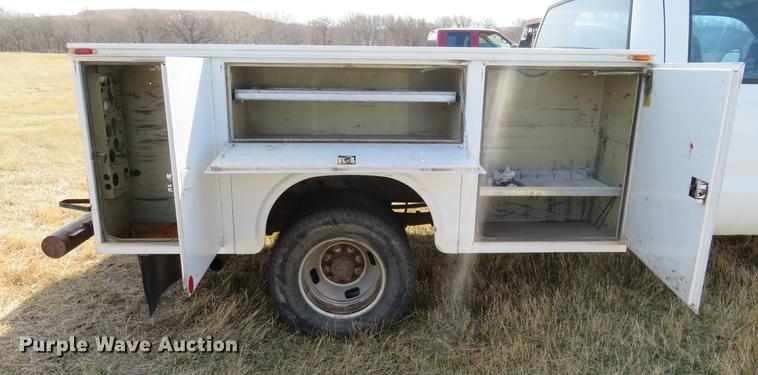 image for item DC0985 2006 Ford F350 Super Duty Crew Cab utility bed pickup truck