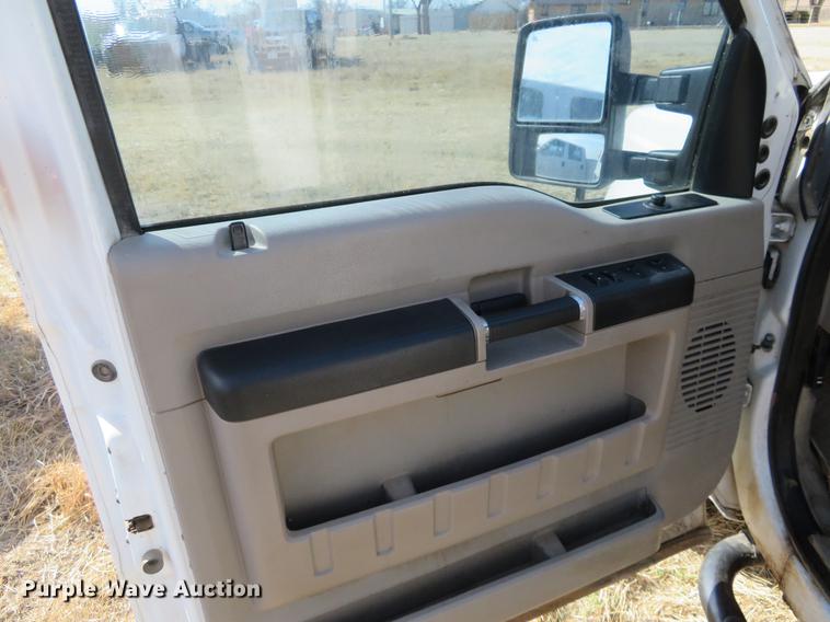 image for item DC0986 2009 Ford F350 Super Duty Crew Cab flatbed pickup truck