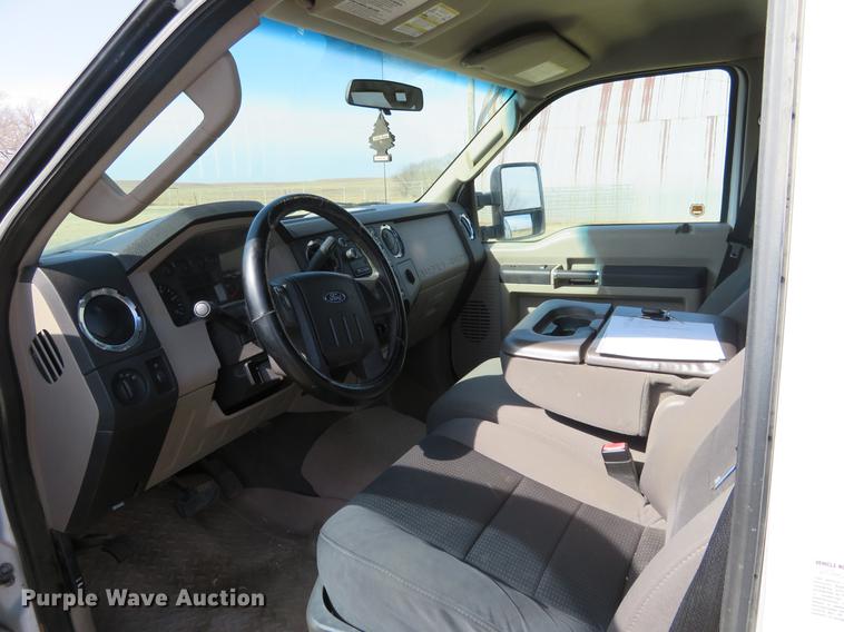 image for item DC0986 2009 Ford F350 Super Duty Crew Cab flatbed pickup truck