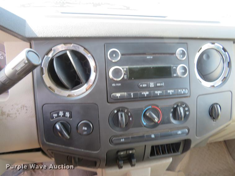 image for item DC0986 2009 Ford F350 Super Duty Crew Cab flatbed pickup truck