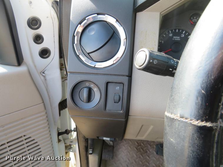 image for item DC0986 2009 Ford F350 Super Duty Crew Cab flatbed pickup truck