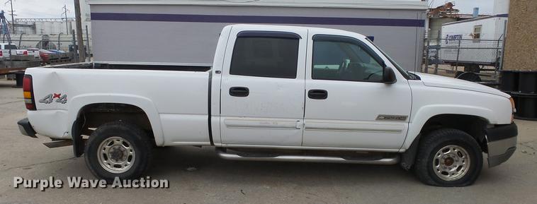 image for item DC3109 2004 Chevrolet Silverado 2500HD Crew Cab pickup truck