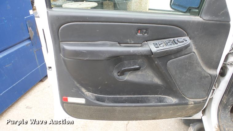 image for item DC3109 2004 Chevrolet Silverado 2500HD Crew Cab pickup truck