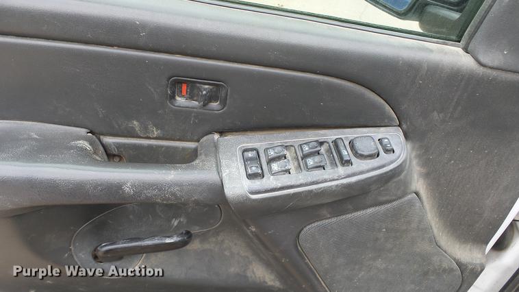 image for item DC3109 2004 Chevrolet Silverado 2500HD Crew Cab pickup truck