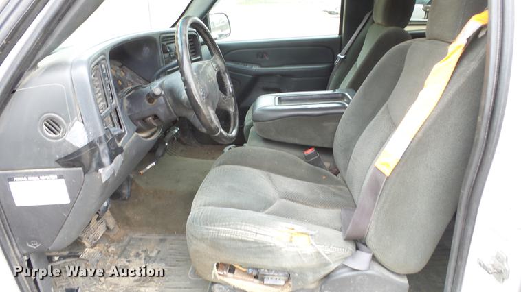 image for item DC3109 2004 Chevrolet Silverado 2500HD Crew Cab pickup truck