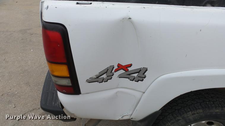 image for item DC3109 2004 Chevrolet Silverado 2500HD Crew Cab pickup truck