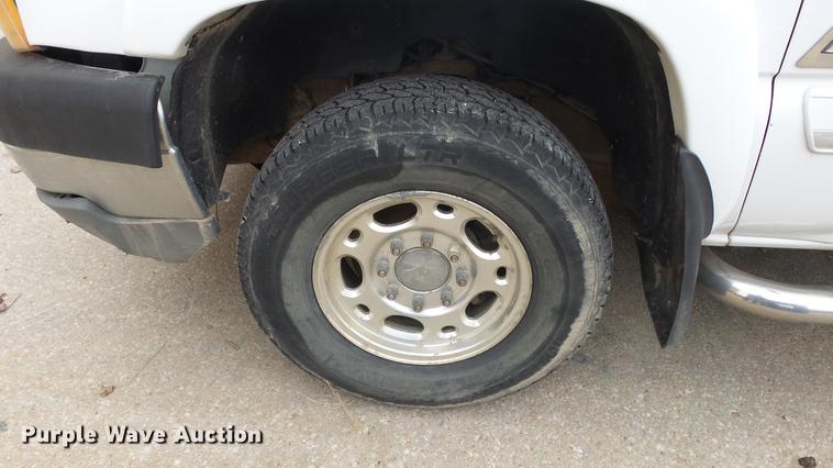 image for item DC3109 2004 Chevrolet Silverado 2500HD Crew Cab pickup truck