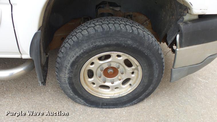 image for item DC3109 2004 Chevrolet Silverado 2500HD Crew Cab pickup truck