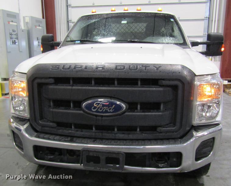 image for item DC4351 2013 Ford F350 Super Duty flatbed pickup truck
