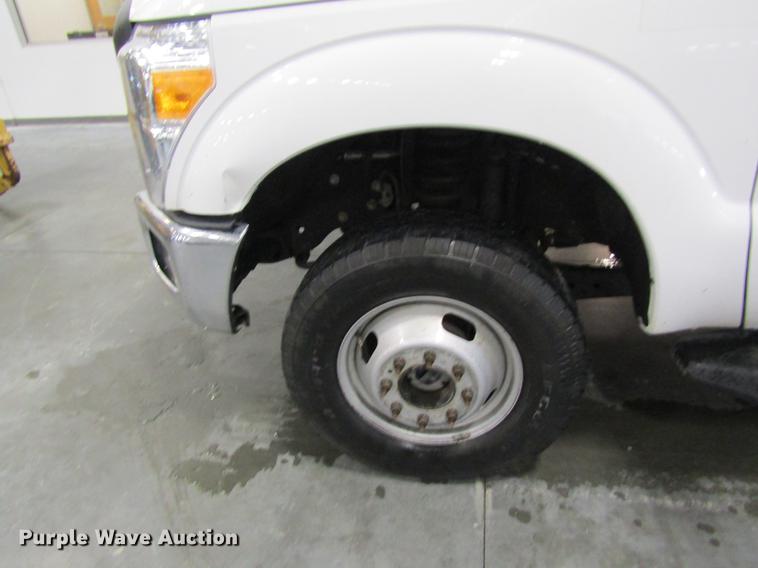 image for item DC4351 2013 Ford F350 Super Duty flatbed pickup truck