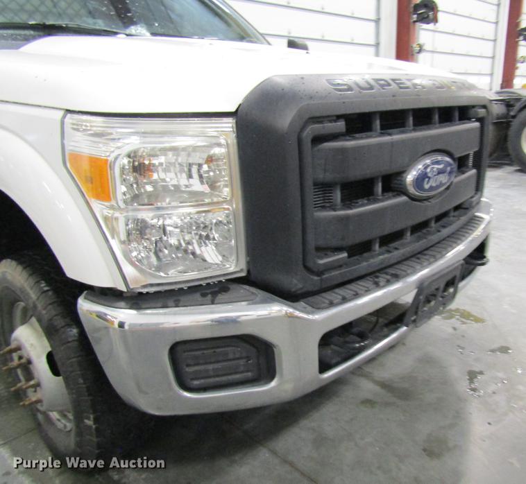 image for item DC4351 2013 Ford F350 Super Duty flatbed pickup truck