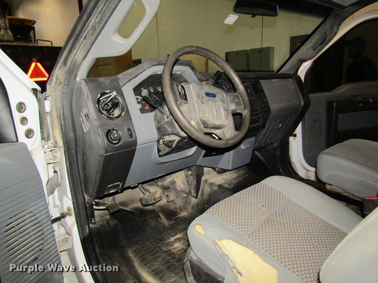 image for item DC4351 2013 Ford F350 Super Duty flatbed pickup truck