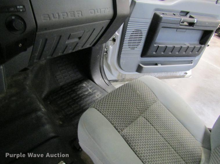 image for item DC4351 2013 Ford F350 Super Duty flatbed pickup truck