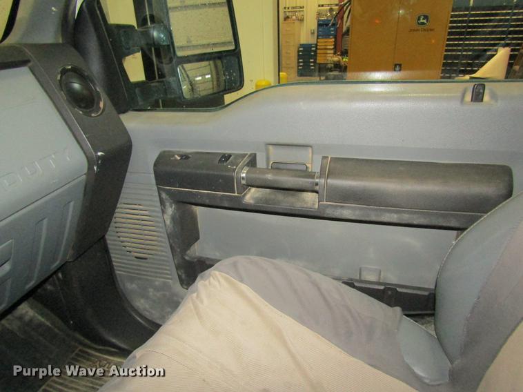 image for item DC4358 2013 Ford F350 Super Duty flatbed pickup truck