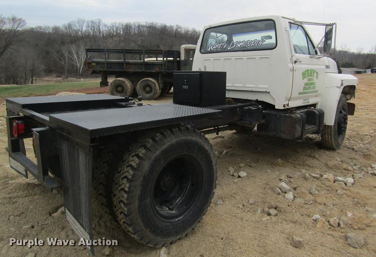 image for item DC4366 1981 Ford F700 truck cab and chassis