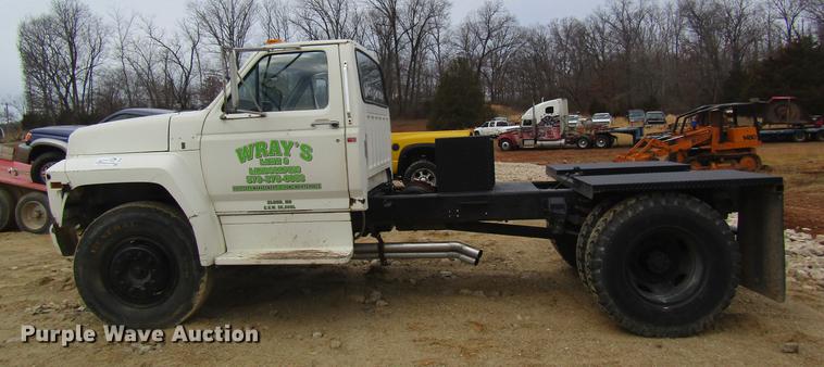 image for item DC4366 1981 Ford F700 truck cab and chassis