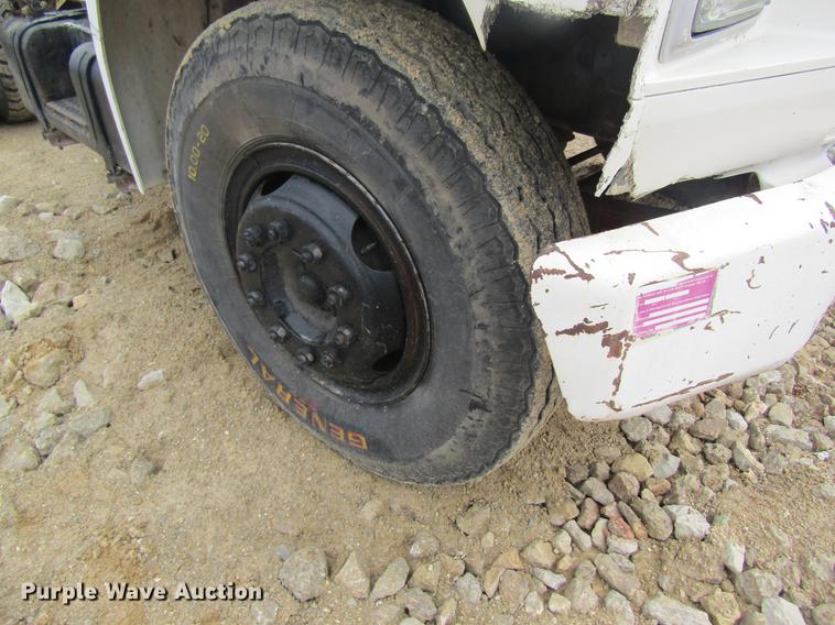 image for item DC4366 1981 Ford F700 truck cab and chassis