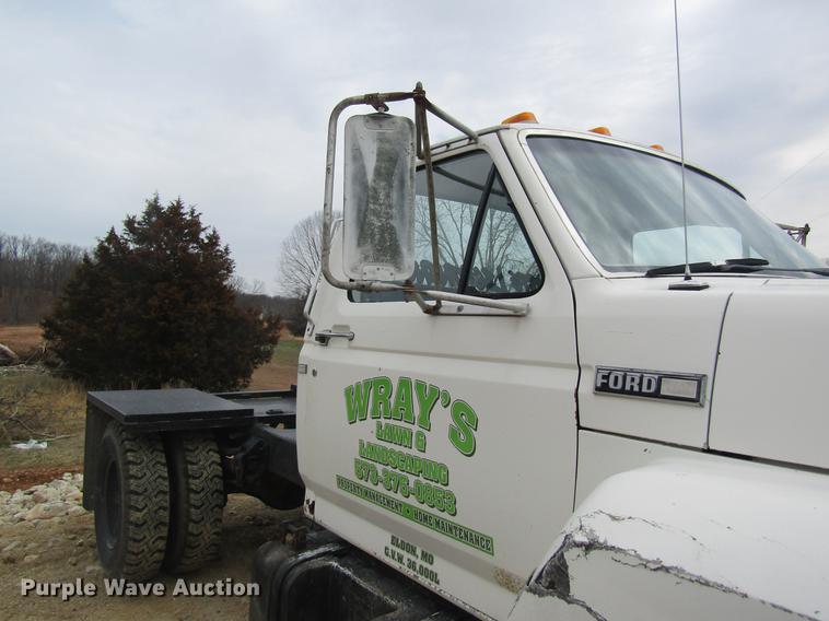 image for item DC4366 1981 Ford F700 truck cab and chassis