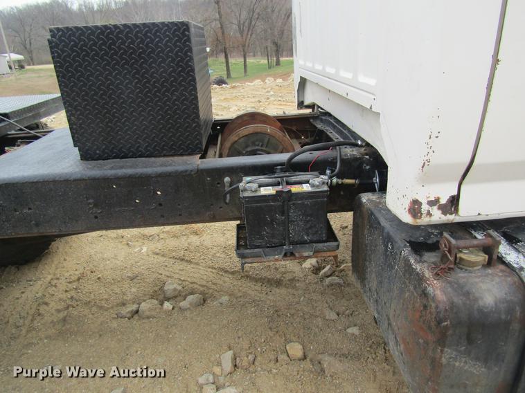 image for item DC4366 1981 Ford F700 truck cab and chassis