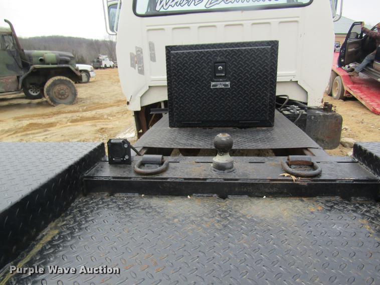 image for item DC4366 1981 Ford F700 truck cab and chassis