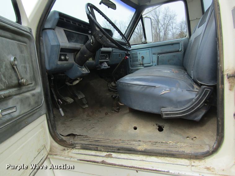 image for item DC4366 1981 Ford F700 truck cab and chassis
